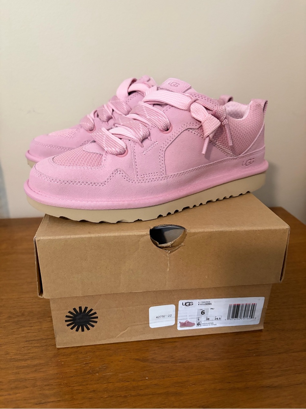 New Ugg Lowmel youth shoe in pink. Size 6Y or EU 38